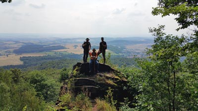 Drei abenteuerlustige Wanderer auf der Falkenstein-Klippe bei Ilfeld