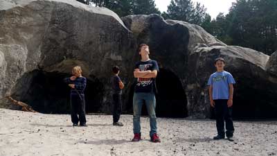 Wandern mit Kindern im Harz an den Sandhöhlen im Heers