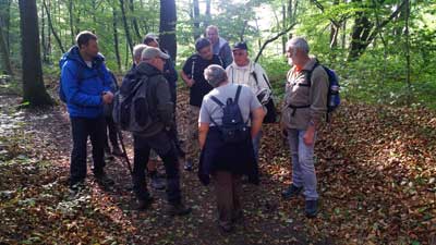 Der Geologe Martin Spilker erklärt den Wanderern den Altbergbau