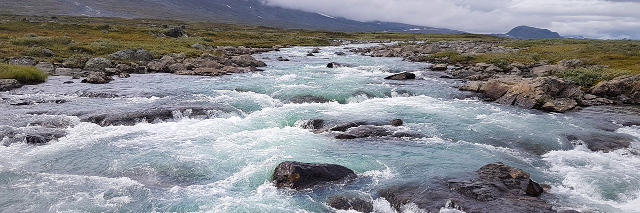 Der reißende Fluss Guhkesvakkjahka an der Grenze zwischen Sarek und Stora Sjöfallet