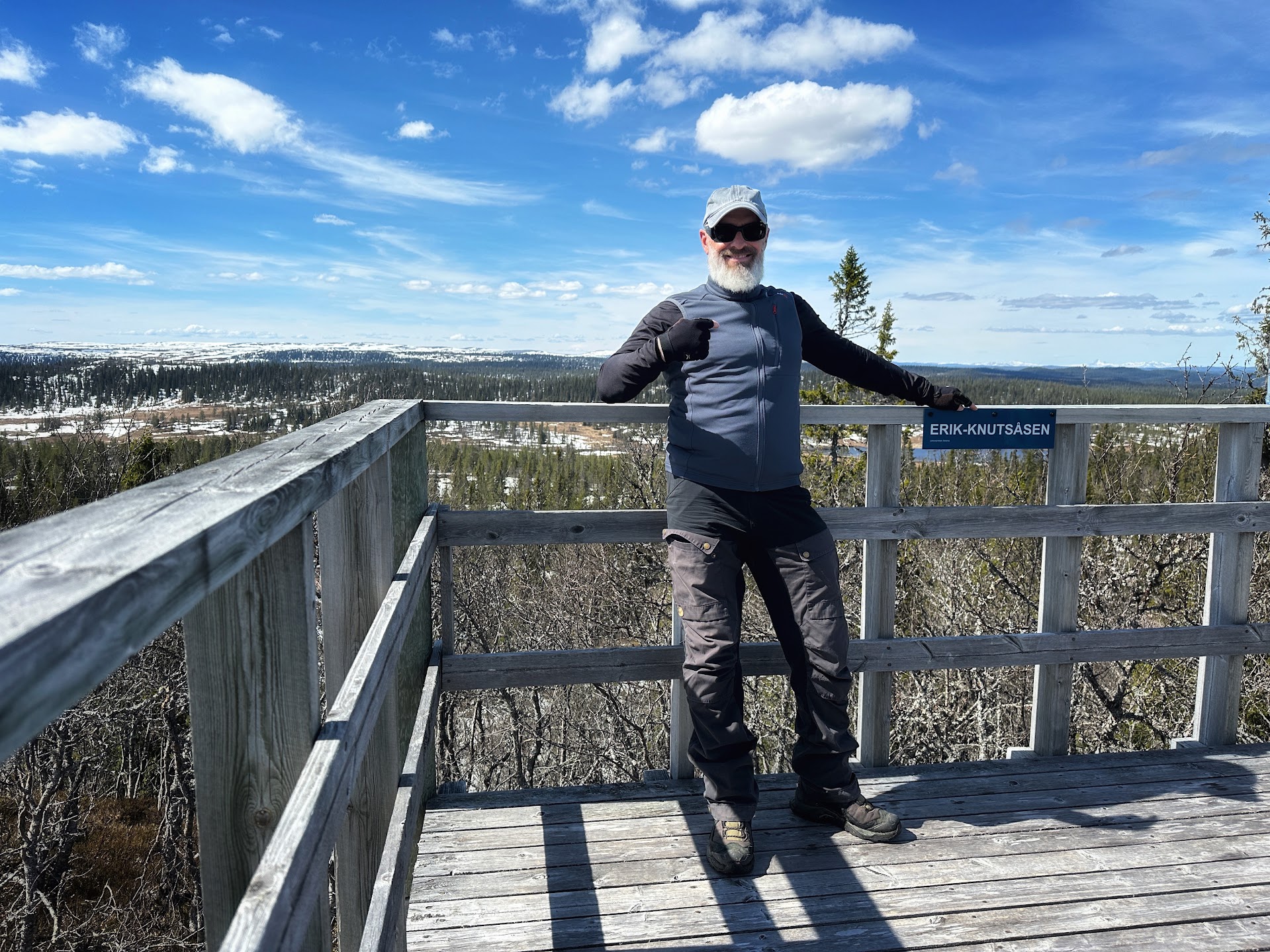 Thomas am Aussichtspunkt Erik Knutsåsen mit Blick über die Landschaft am Fulufjället