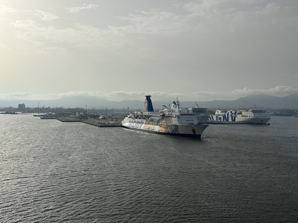 Mehrere Autofähren im Hafen von Olbia auf Sardinien