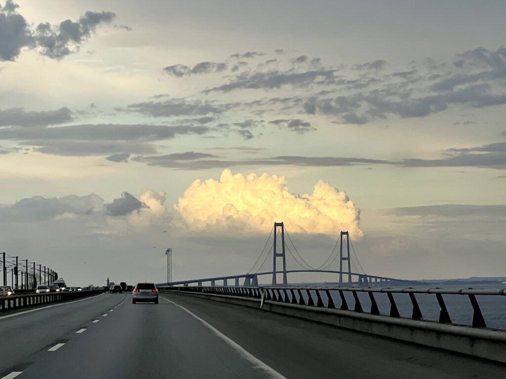 Blick aus einem Fahrzeug auf die Storebæltsbrücke in Dänemark