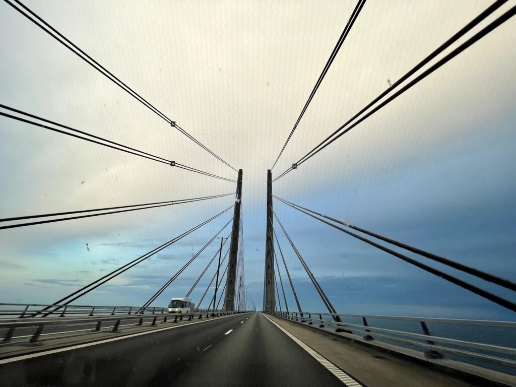 Fahrt über die Öresundbrücke zwischen Dänemark und Schweden
